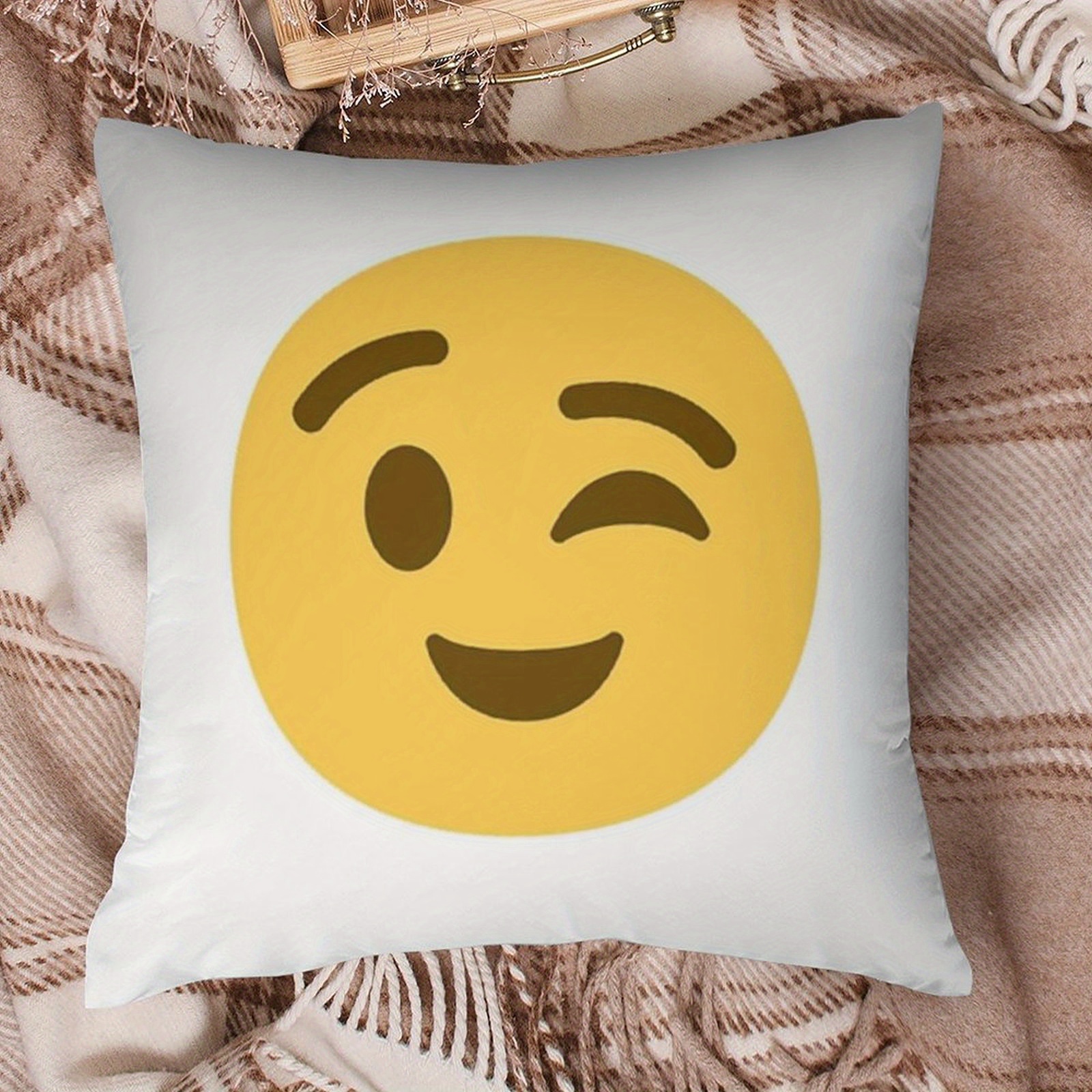 Cute Winking Emoji Pillowcase, – обзор и цена Home Decor Emoji